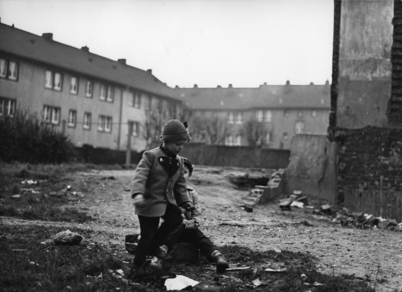 File:Bundesarchiv B 145 Bild-F009228-0003, Ruhrgebiet, Spielende Kinder vor Häusern.jpg