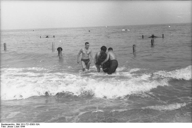 File:Bundesarchiv Bild 101I-721-0393-10A, Frankreich, Soldaten (-) beim Baden im Meer.jpg