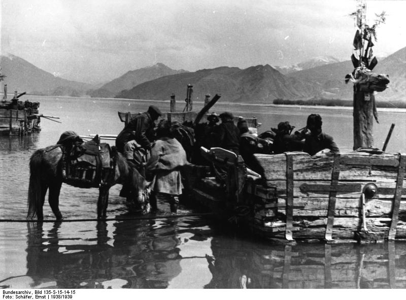 File:Bundesarchiv Bild 135-S-15-14-15, Tibetexpedition, Besteigen der Fähren.jpg