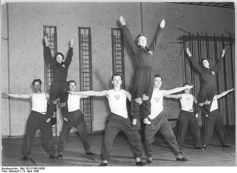 File:Bundesarchiv Bild 183-37485-0006, Berlin, Darbietung von Turnübungen.jpg