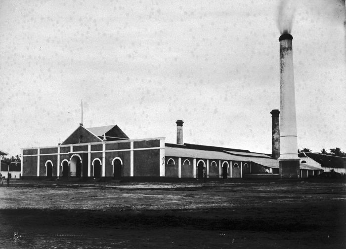 File:COLLECTIE TROPENMUSEUM Fabriek van de suikeronderneming Rewoeloe in de buurt van Djokjakarta. TMnr 60004753.jpg