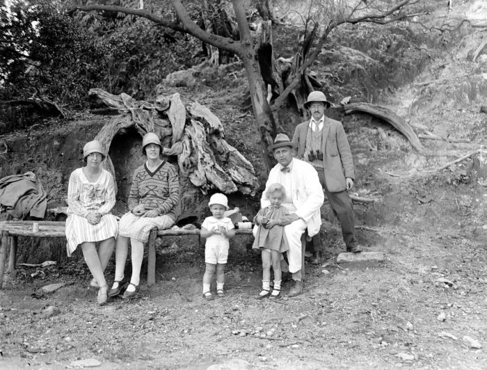 File:COLLECTIE TROPENMUSEUM Groepsportret tijdens een familieuitje naar de Kawah Domas op de vulkaan Tangkubanprahu TMnr 10027136.jpg