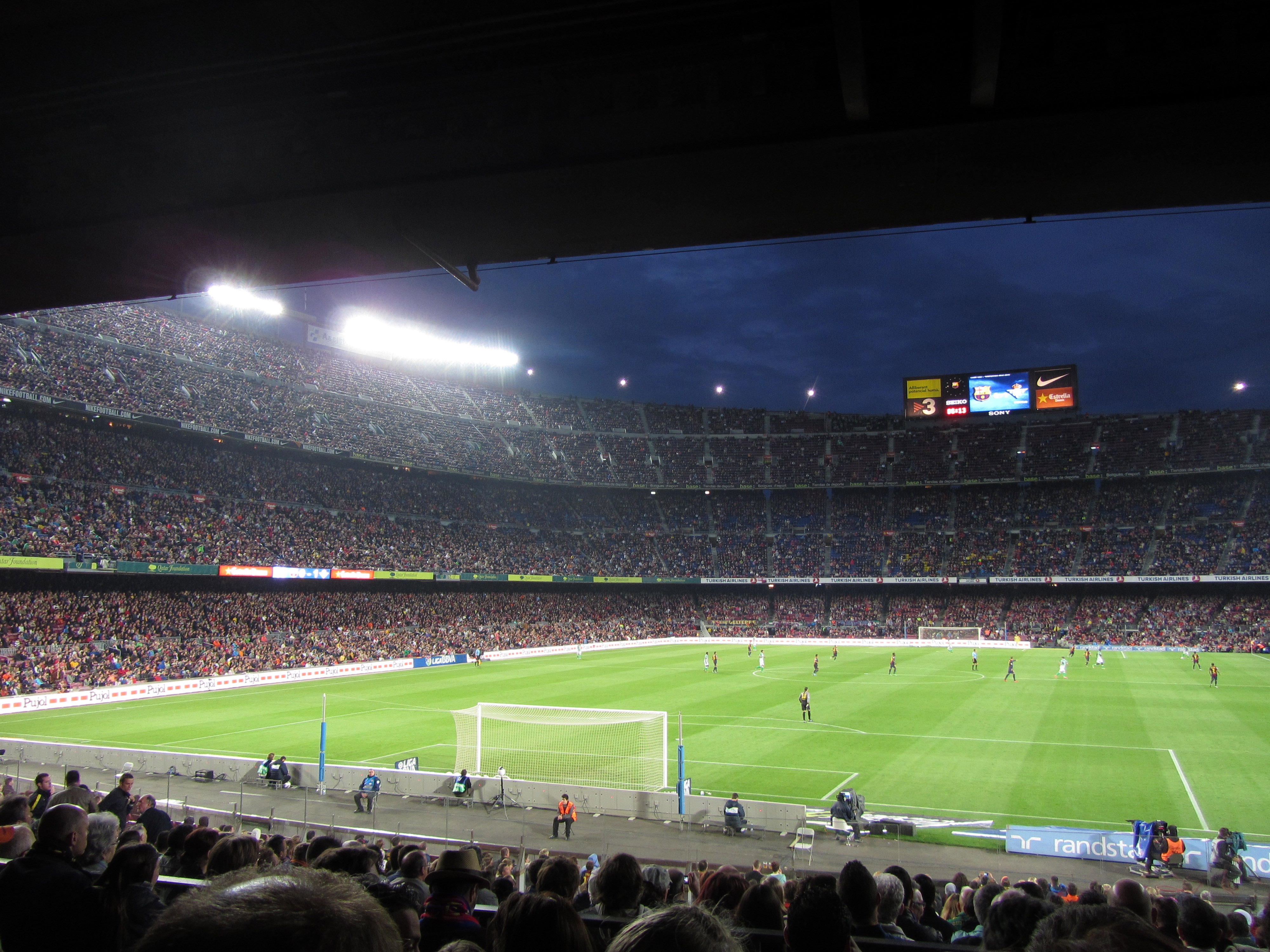 Вместимость камп. Камп ноу в Барселоне вместимость. Камп ноу стадион реконструкция. Футбольное поле вид сверху.