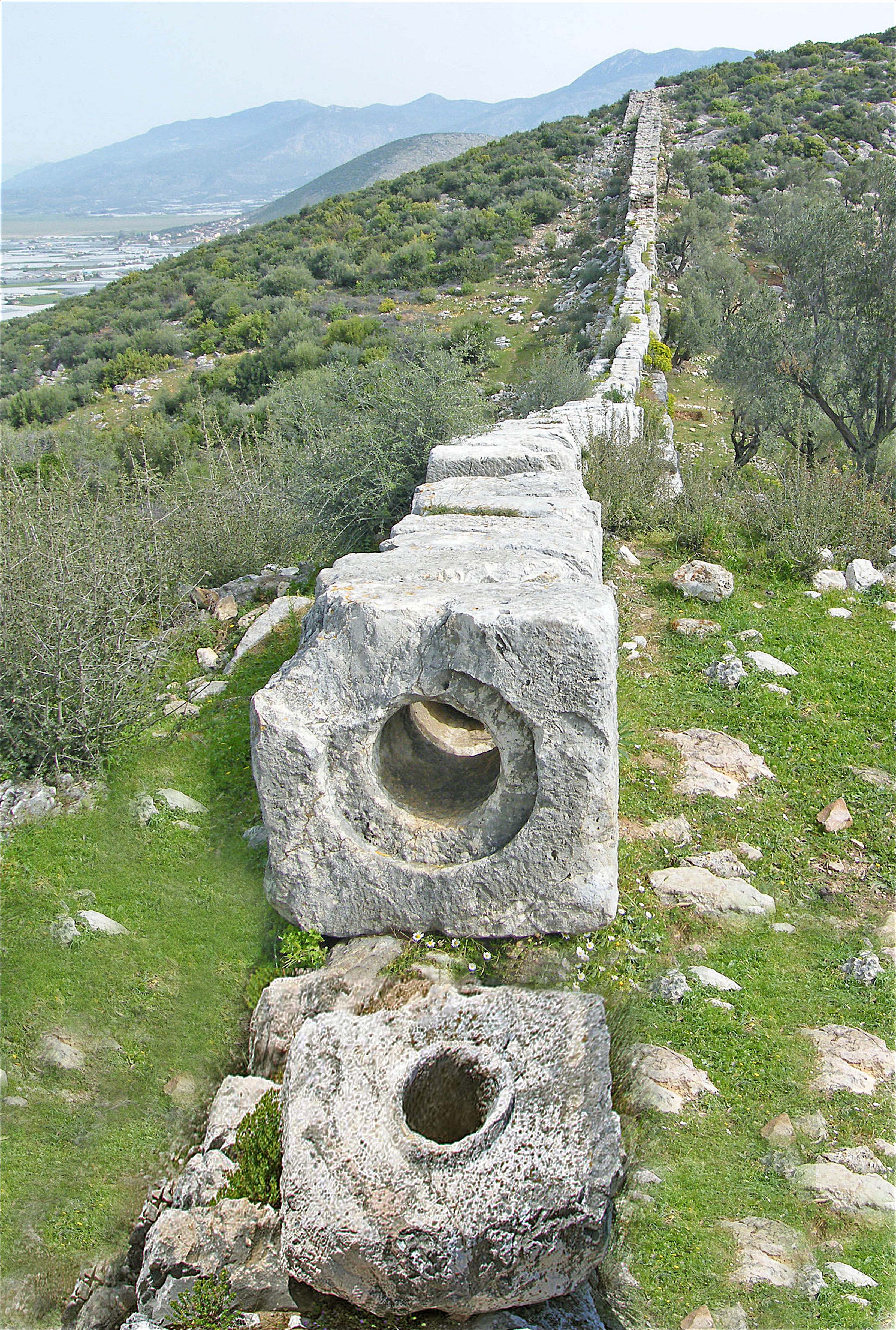 File:Canalisation en pierre de l'aqueduc siphon de Patara en