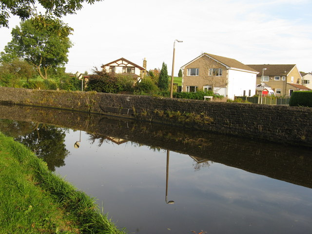 File:Canalside houses, Barnoldswick - geograph.org.uk - 1007827.jpg