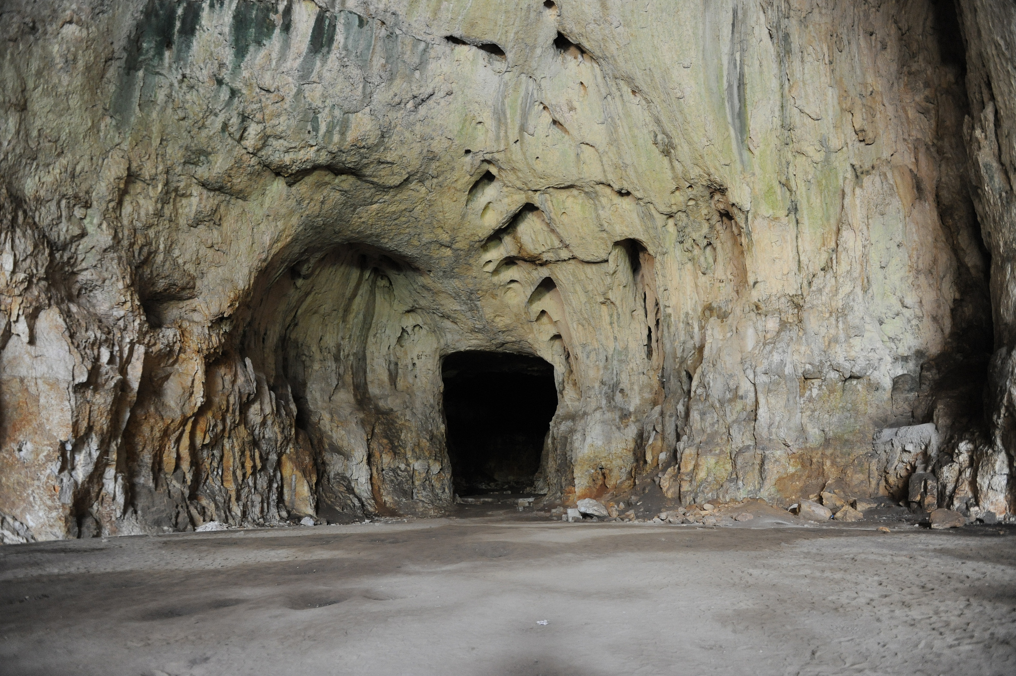 Aza cave. Пещера Деветашка Болгария. Пещера Вранжака Хорватия. Пещера Индиан-Кейв. Пещера Лос-Тайос.