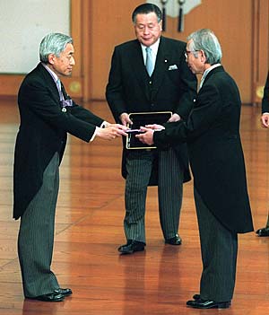 File:Emperor Akihito Yoshiro Mori and Hideki Shirakawa 20001103.jpg