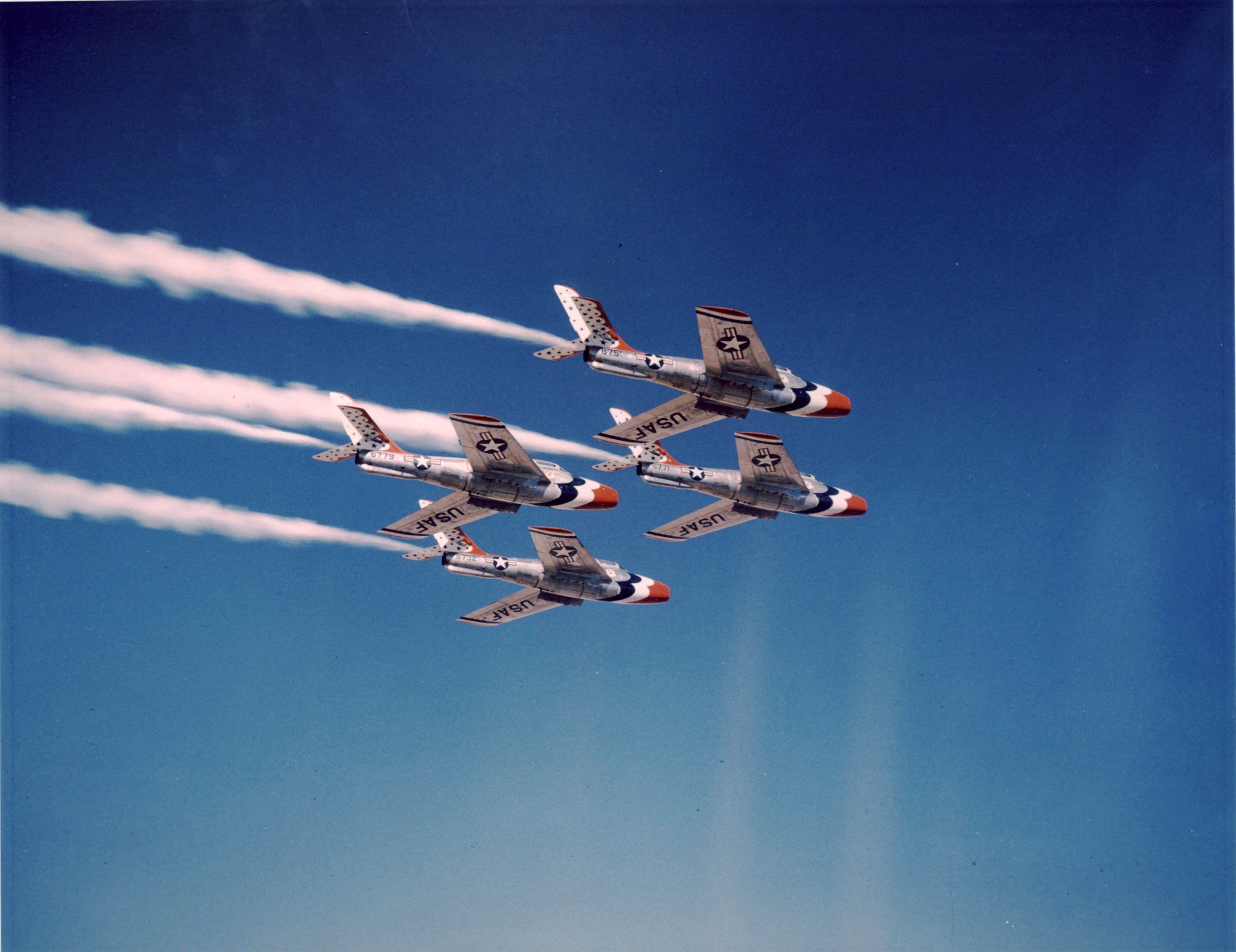 موسوعة اجيال الطائرات المقاتلة واشهر طائرات كل جيل - صفحة 2 F-84F_Thunderbirds
