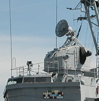 World War II-era Mark 37 Director for 5 in/38 caliber dual purpose guns above bridge of destroyer USS Cassin Young, backfitted with postwar AN/SPG-25 radar antenna FletcherMk37GunDirector.png