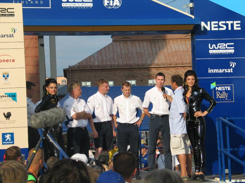 File:Ford drivers before the 2004 Rally Finland.jpg