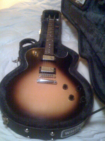 File:Gibson ES-135 VS in the case, body side.jpg