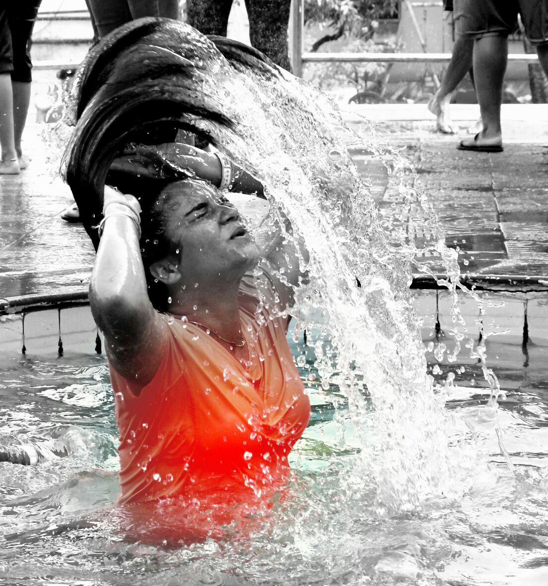 Girl filled with water. Фонтан волосы вода. Скульптура девушка вода волосы. Фото девушки Flip hair with Water. Фантан где у женщины из головы льется вода типа волосы.