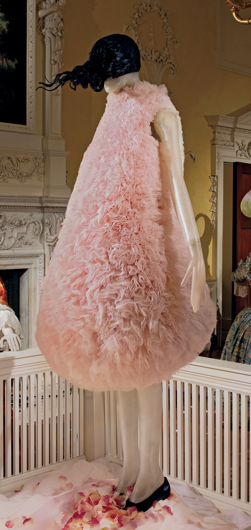 File:Hussein Chalayan tulle dress, 2000.jpg - Wikimedia Commons