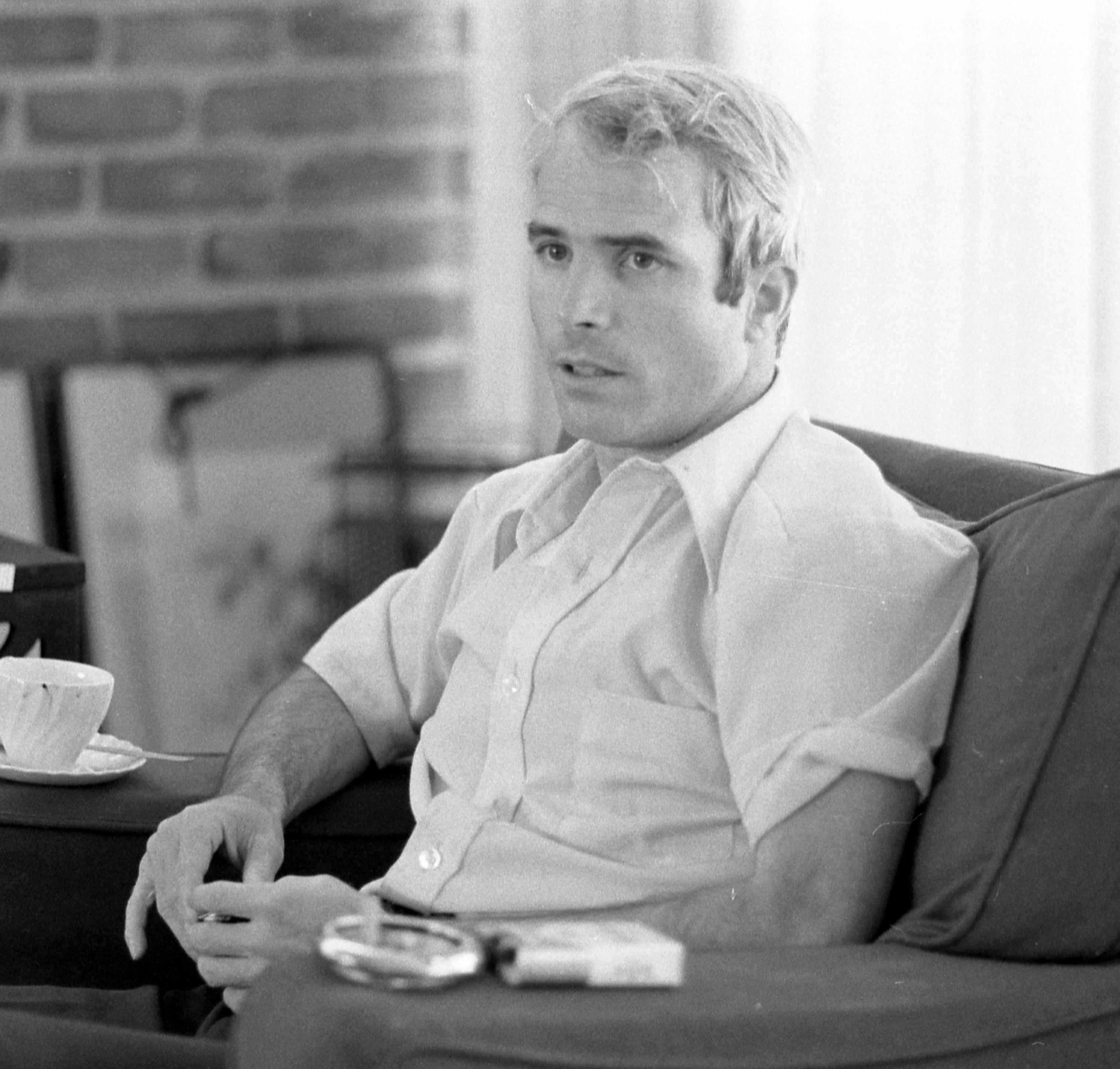 https://upload.wikimedia.org/wikipedia/commons/3/3b/John_McCain_interview_on_April_24%2C_1974.jpg