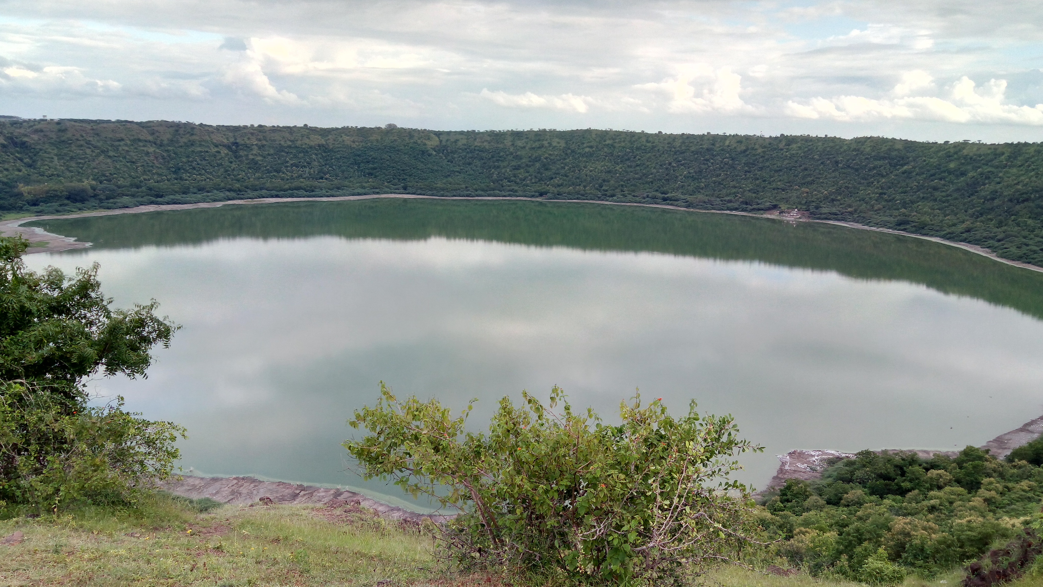 https://upload.wikimedia.org/wikipedia/commons/3/3b/Lonar_Crater_Lake.jpg