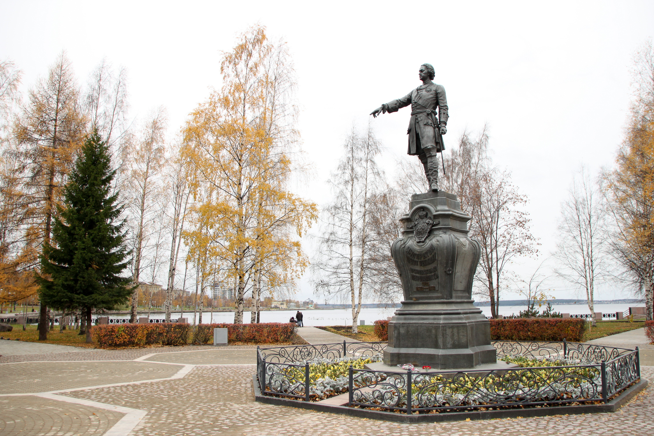 Губерния петрозаводск. Памятник Петру первому в Петрозаводске. Памятник Петру 1 в Карелии. Петровский парк Петрозаводск памятники. Оружейный завод Петрозаводск.