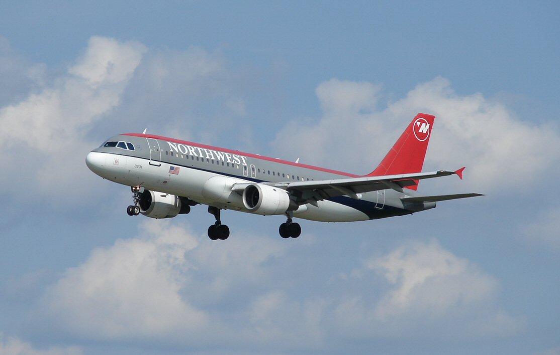 NWA Airbus 320 (292516998).jpg