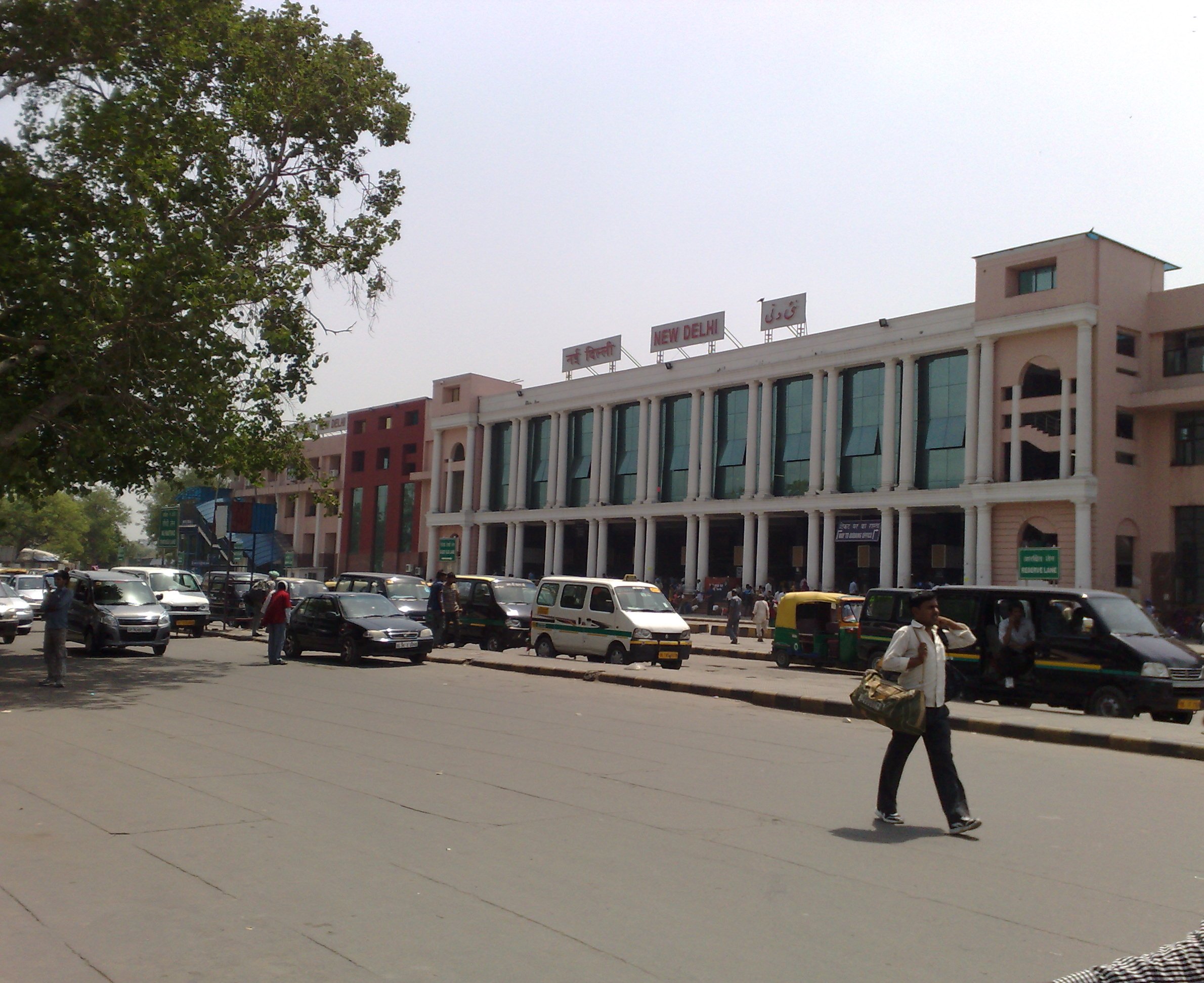 File:New Delhi railway station - Platform 16 entrance - 1.jpg