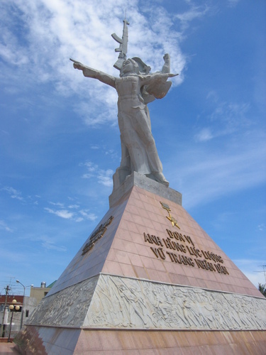 File:PAVN victory monument Xuan Loc.jpg