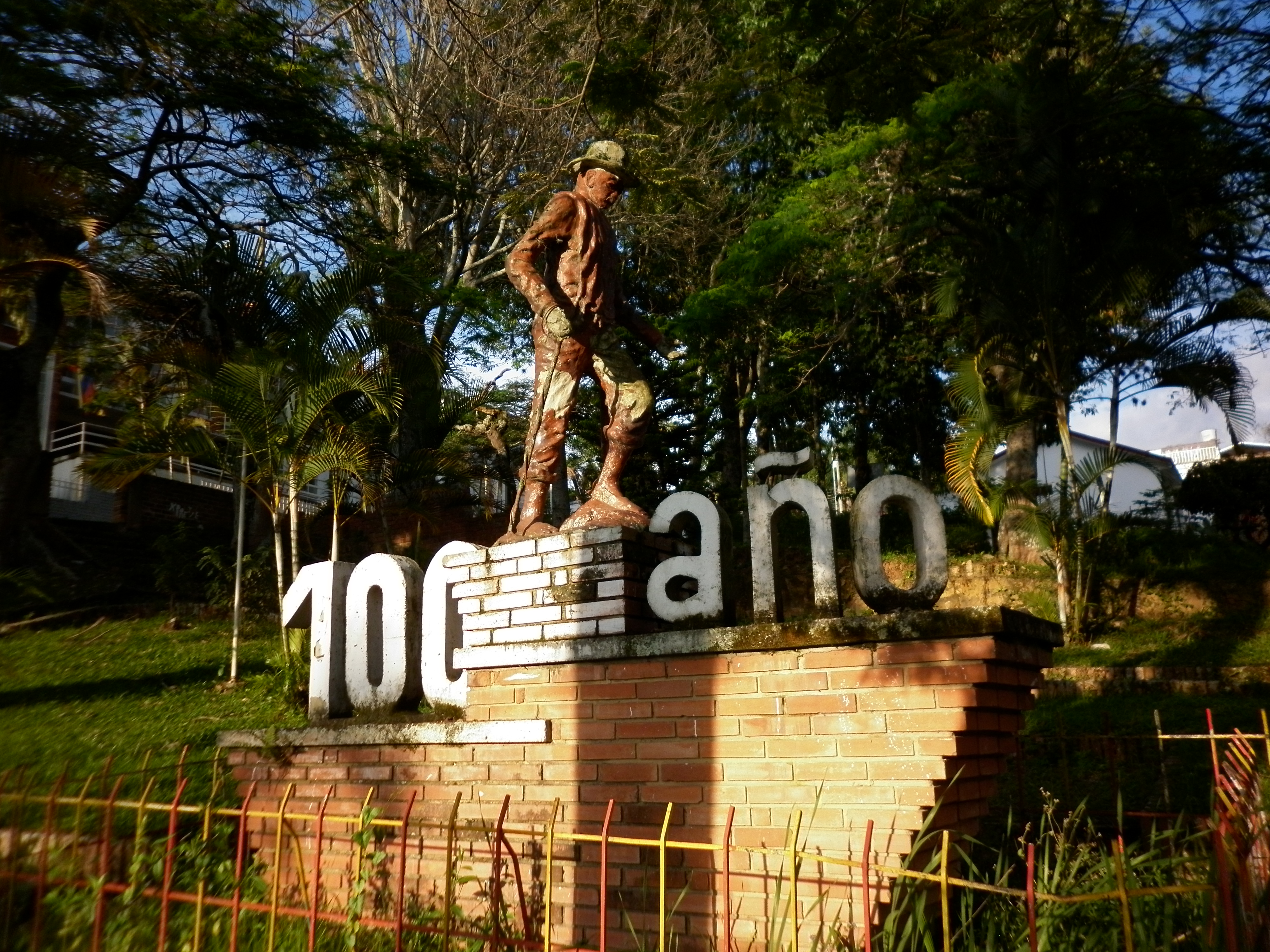 File Parque De Los 100 Anos Foto Oswaldo Bernal Jpg Wikimedia Commons