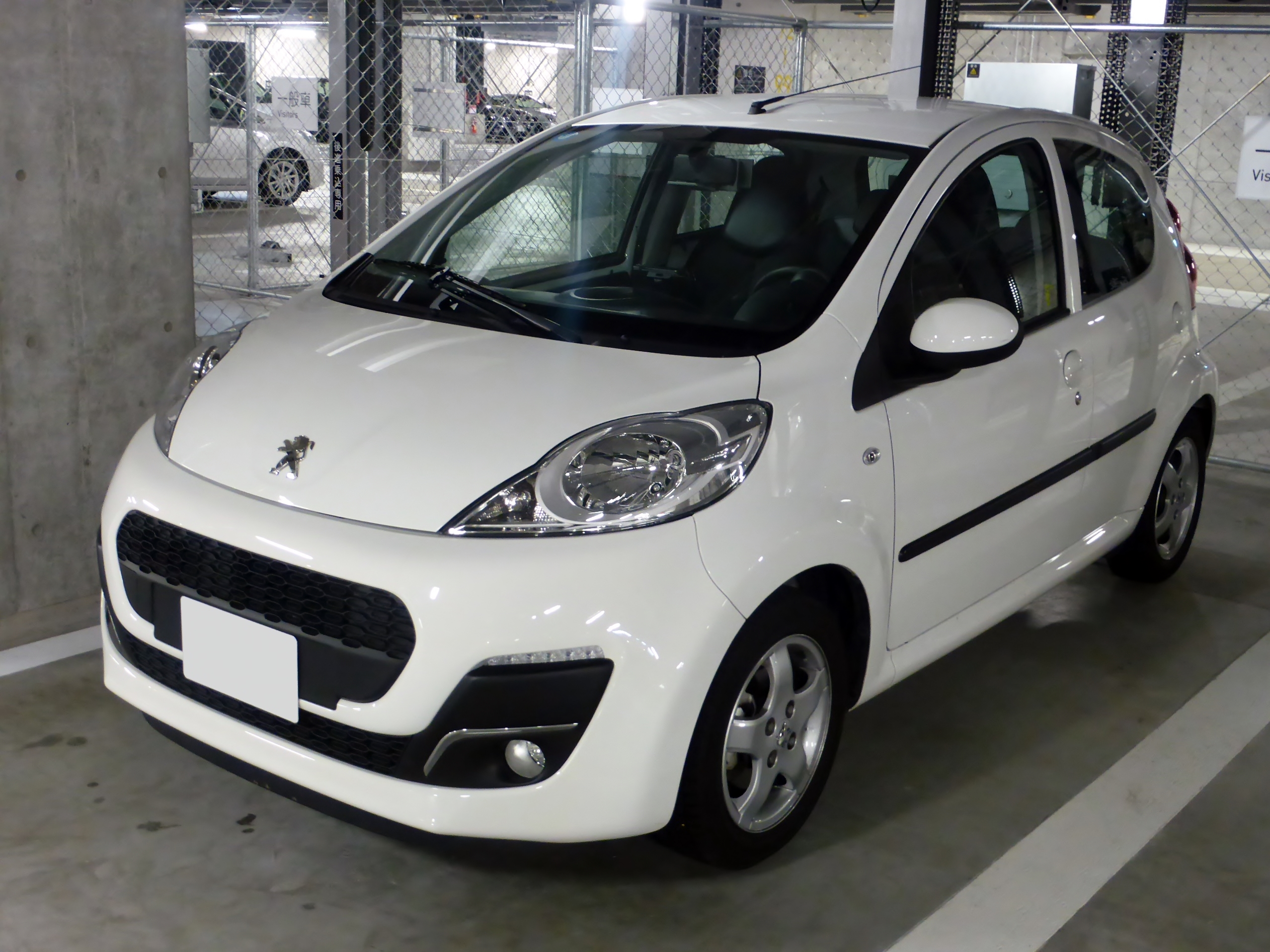 File:Peugeot 107 68 Active (2. Facelift) – Frontansicht (1), 1. Mai 2012,  Düsseldorf.jpg - Wikimedia Commons