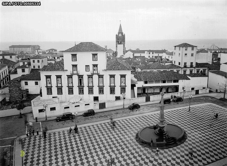 File:Praça do Município e fachada principal do Liceu.jpg