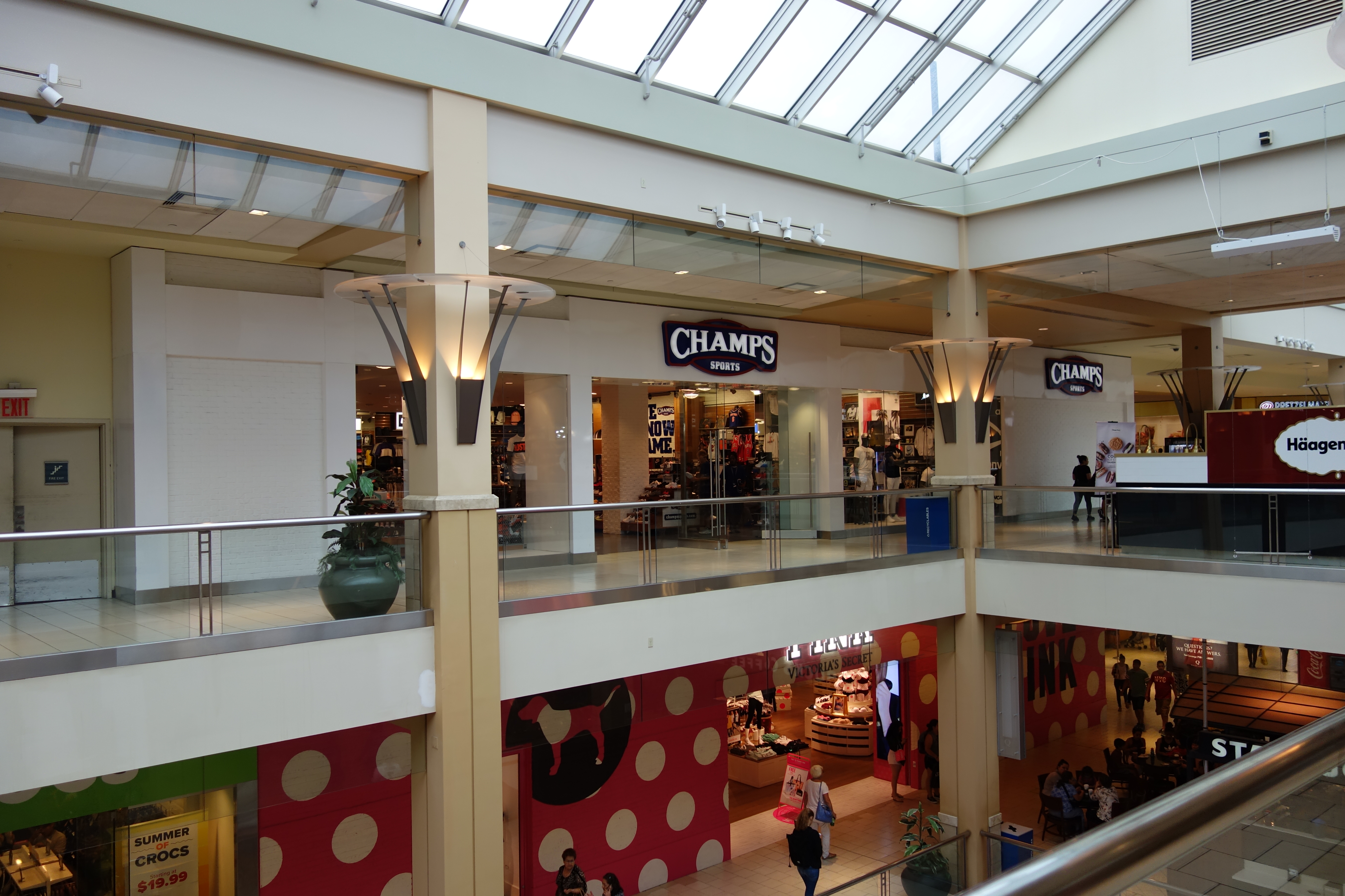 crocs store queens center mall