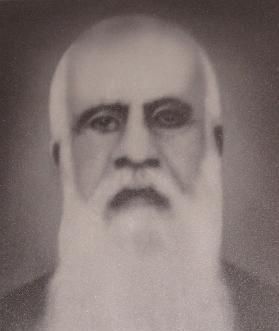 Uzun beyaz sakallı rahip