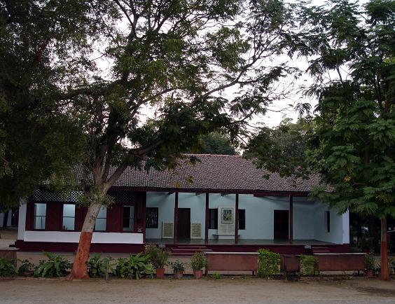 File:Sabarmati-ashram.jpg