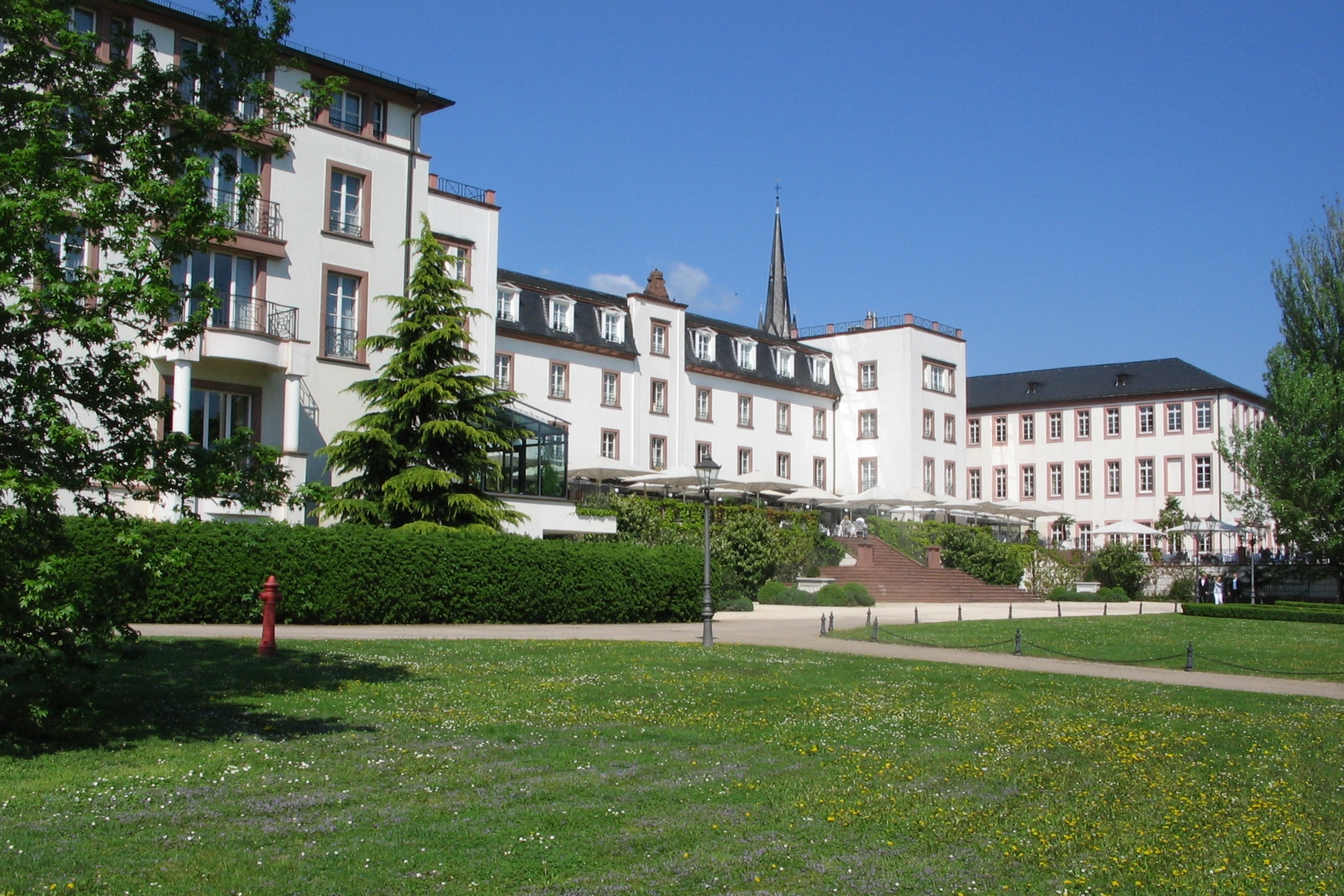 Blick aus Südwesten auf die Parkseite von Schloss Reinhartshausen