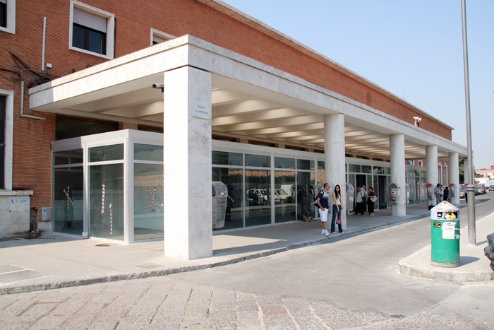 File:Stazione di Caserta.jpg