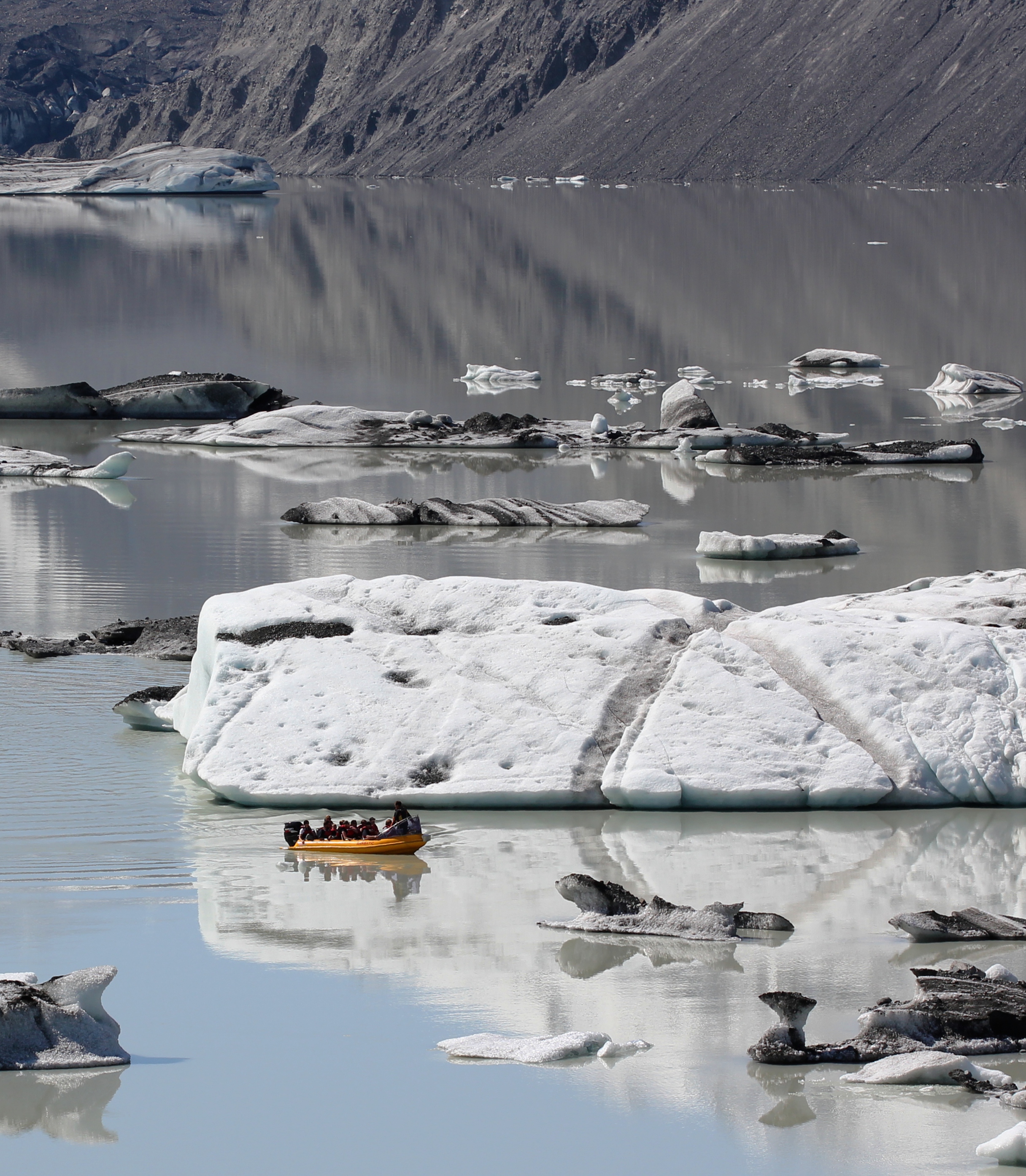 Tour_boat_among_the_icebergs_on_Tasman_L