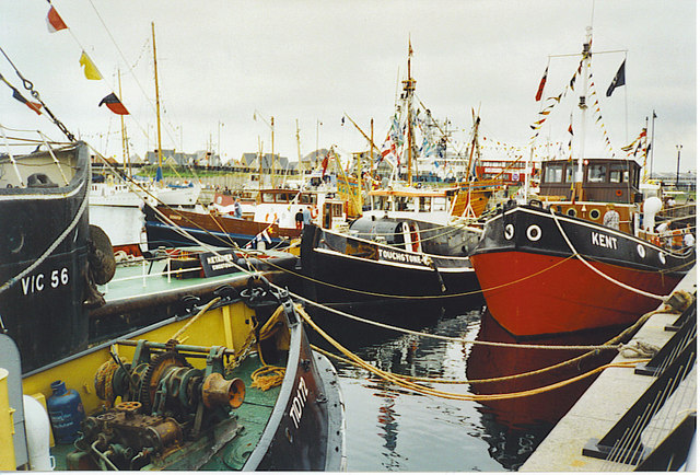 File:Tugboats, Chatham Navy Days 2002. - geograph.org.uk - 170896.jpg