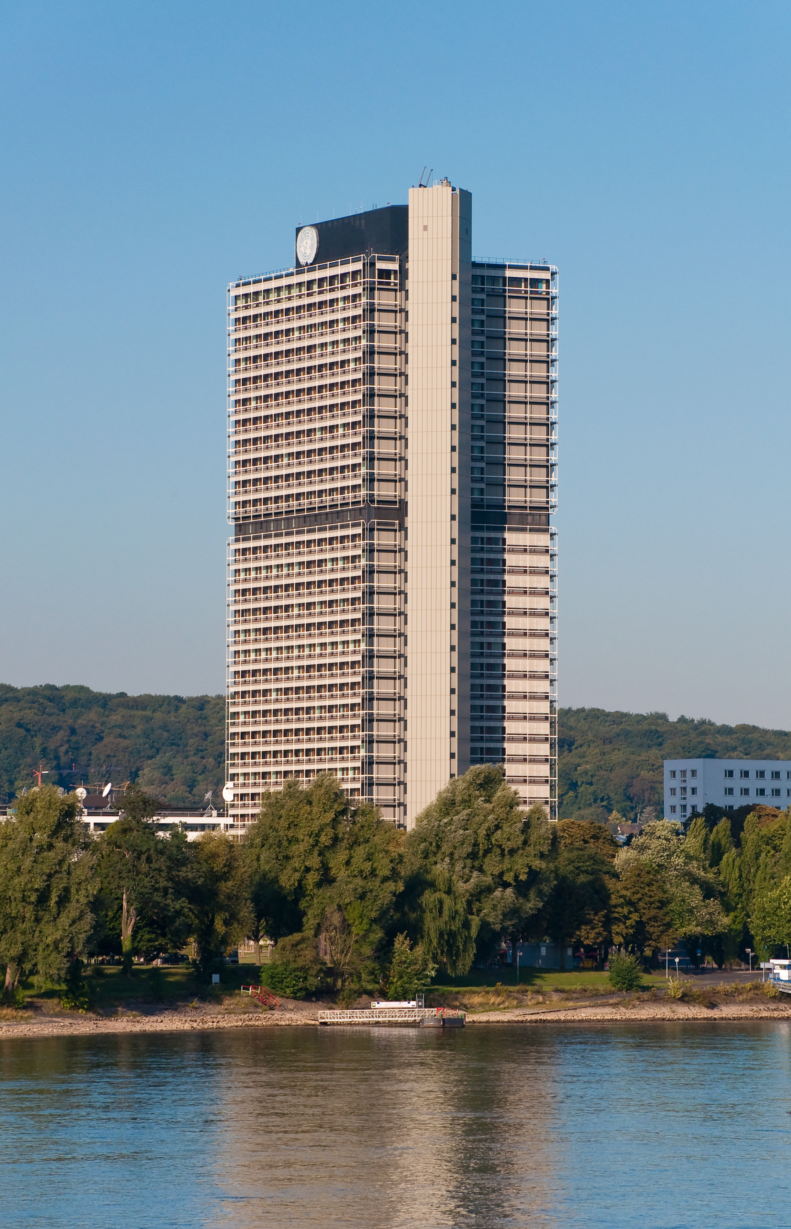 El Edificio llamado "''Langer Eugen''". Sede de la ONU en [[Bonn