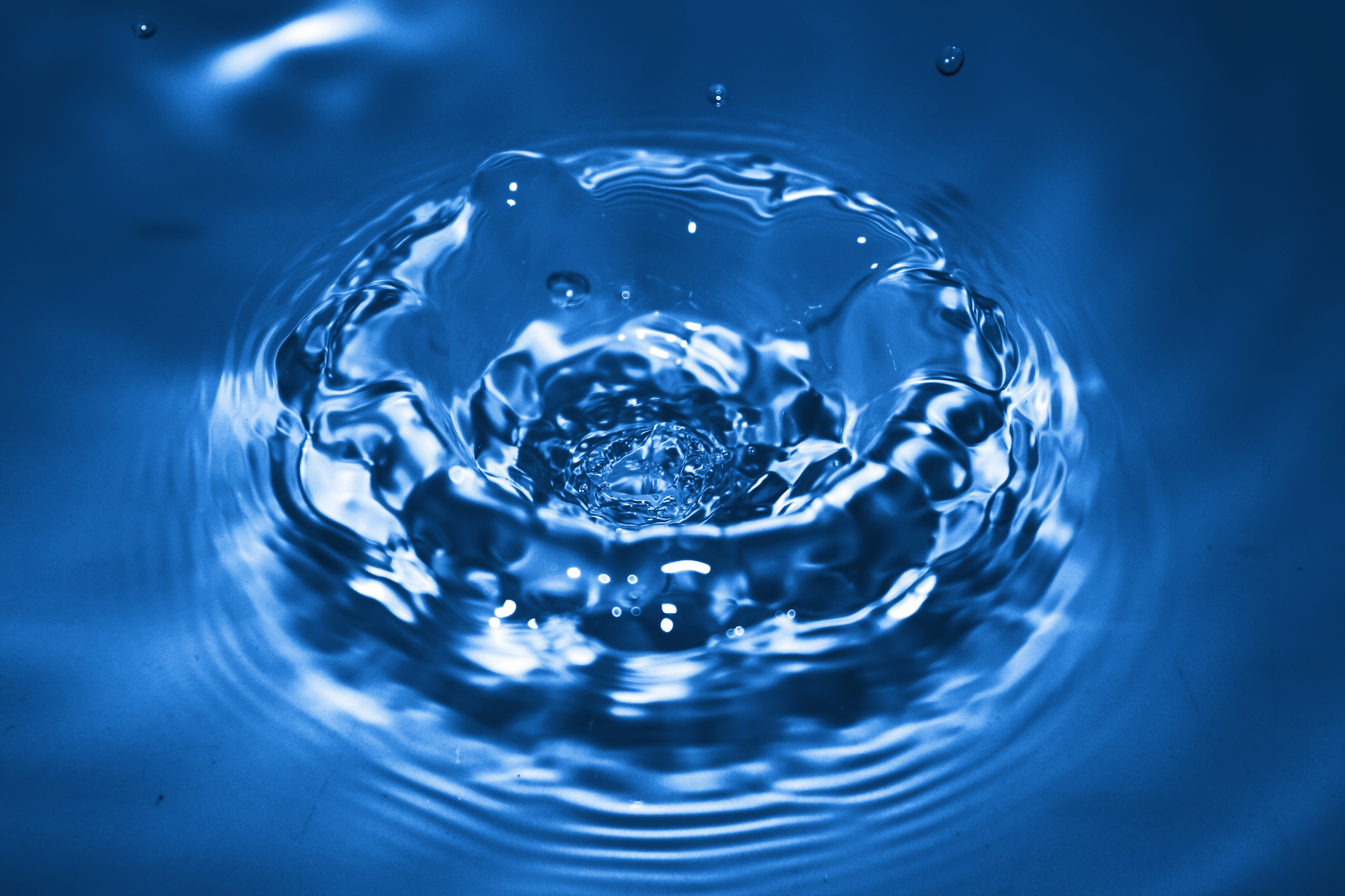 File:Water surface hit by water drop.jpg - Wikimedia Commons