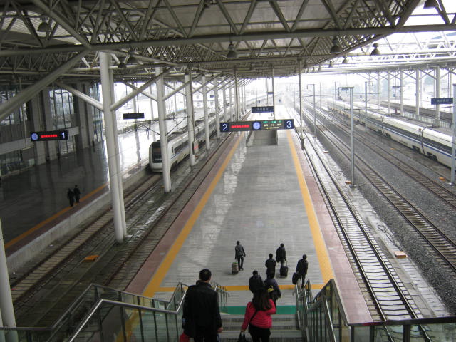 File:Wenzhounan Railway Station platform, 2012-02-11.jpg