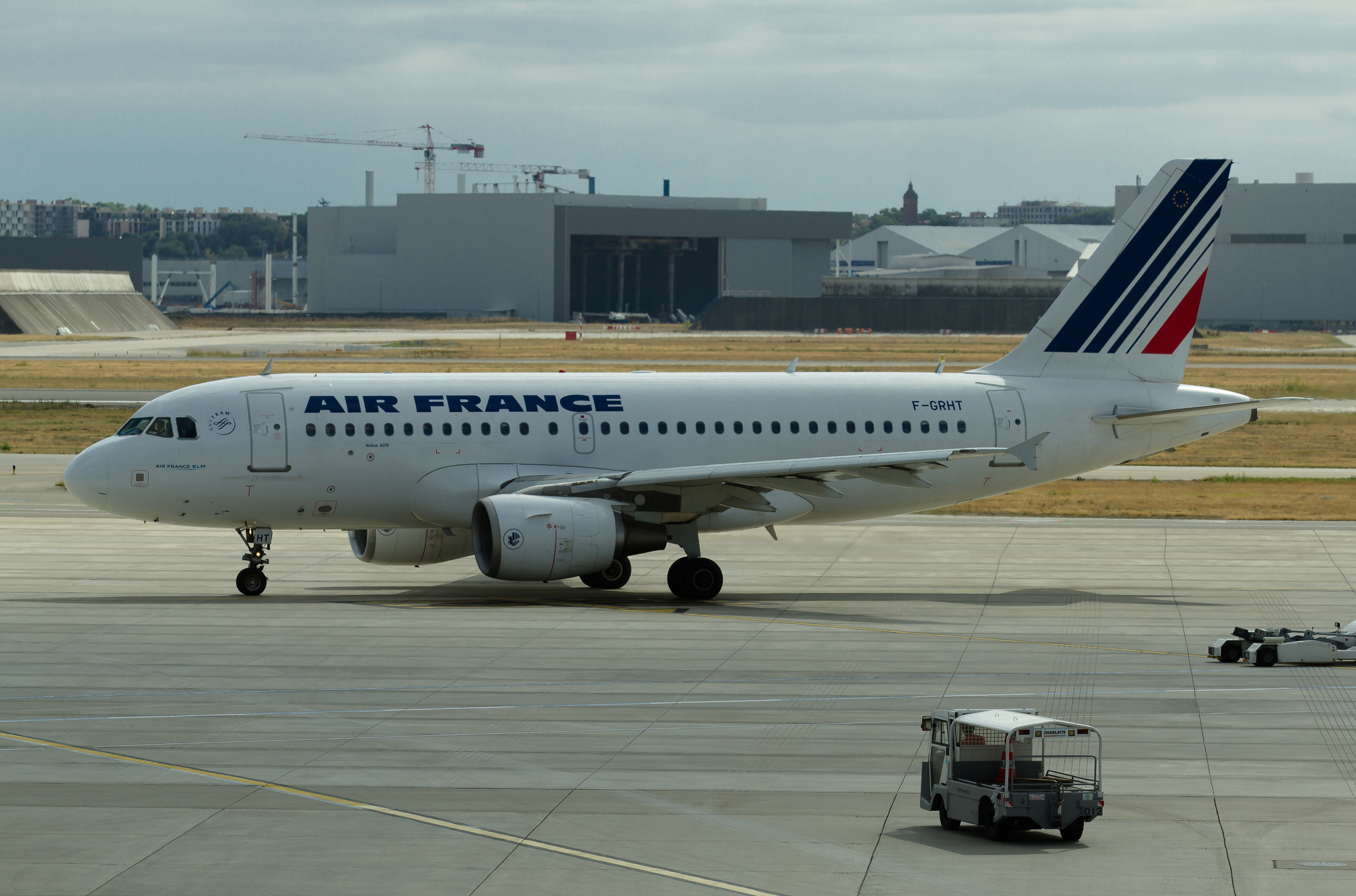 Air let. Air France Airbus 319-100. Airbus a319 Кадырова. Airbus a319-100 ACJ. Air France Airbus a319 фото.