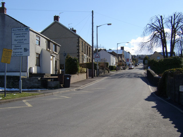 File:Alltwen Hill - geograph.org.uk - 133402.jpg