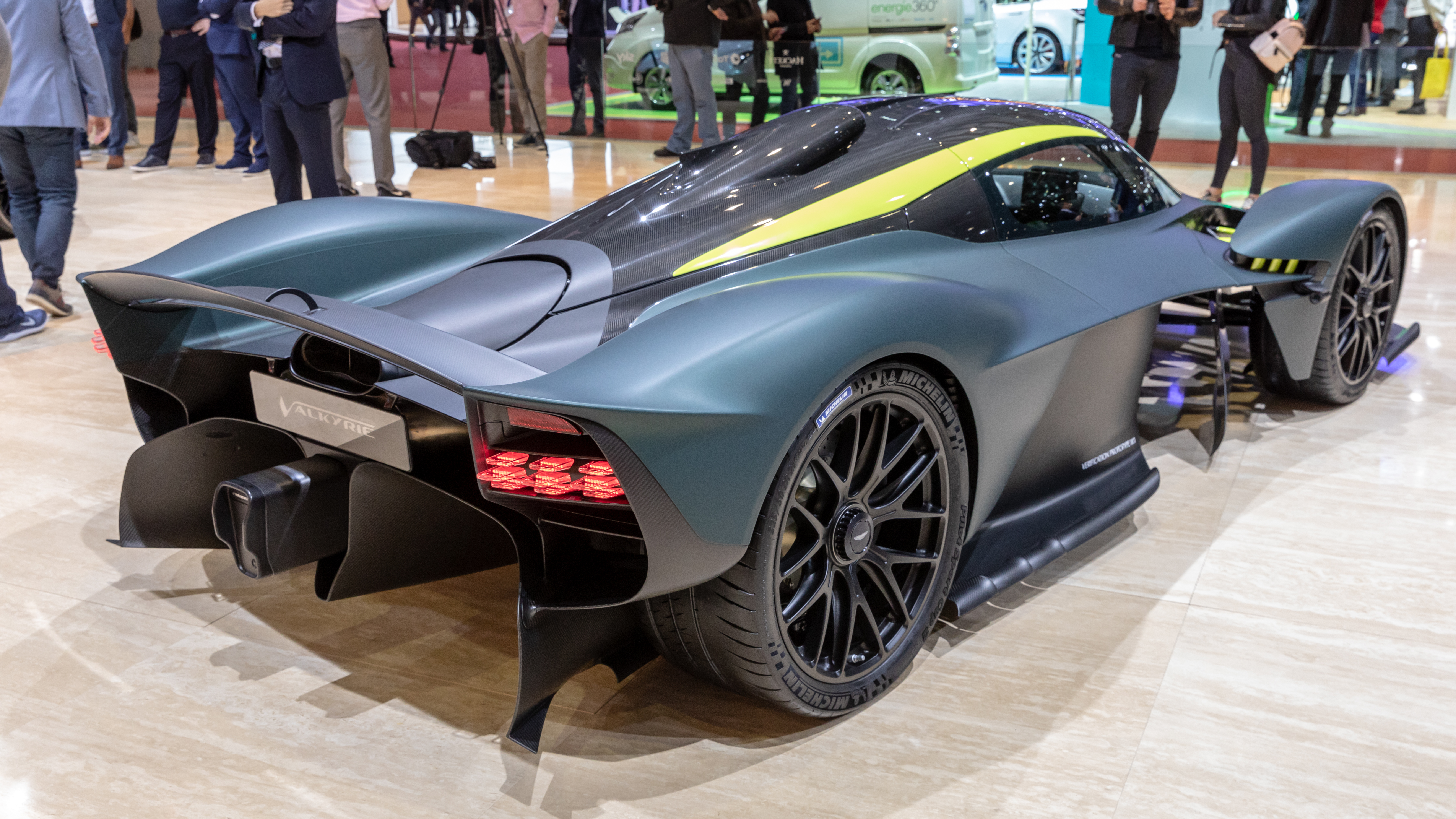 Aston Martin Valkyrie синего цвета