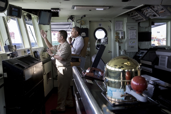 File:Barack Obama touring BRP Gregorio del Pilar (PF-15).jpg