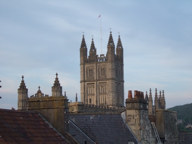 File:Bath Abbey over the roof tops - geograph.org.uk - 794171.jpg