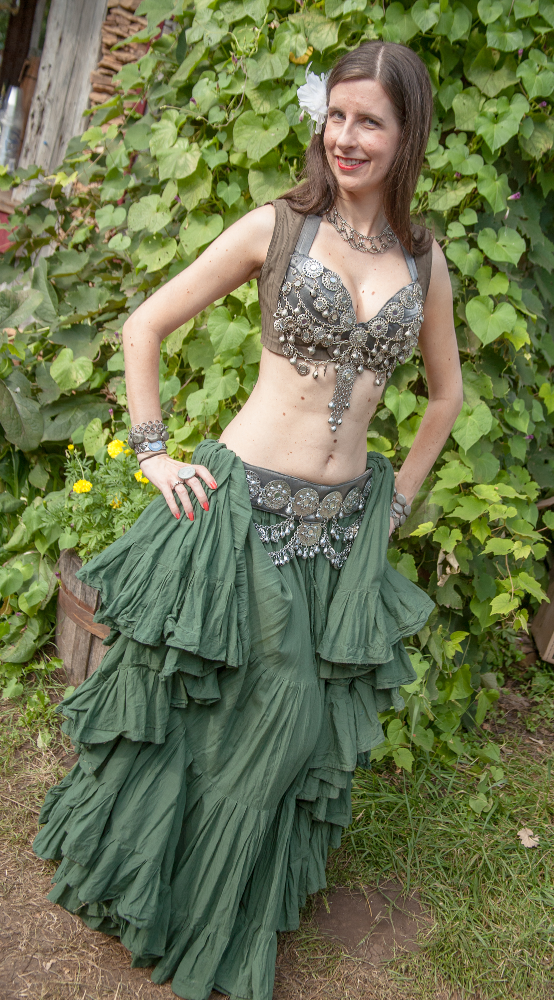 File:Belly dancer in green posing for the paparazzi! (8008084574 ...