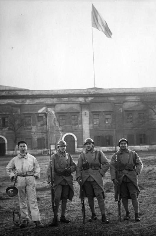 Bundesarchiv_Bild_102-08792%2C_Koblenz%2C_Franz%C3%B6sische_Fahnenwache.jpg