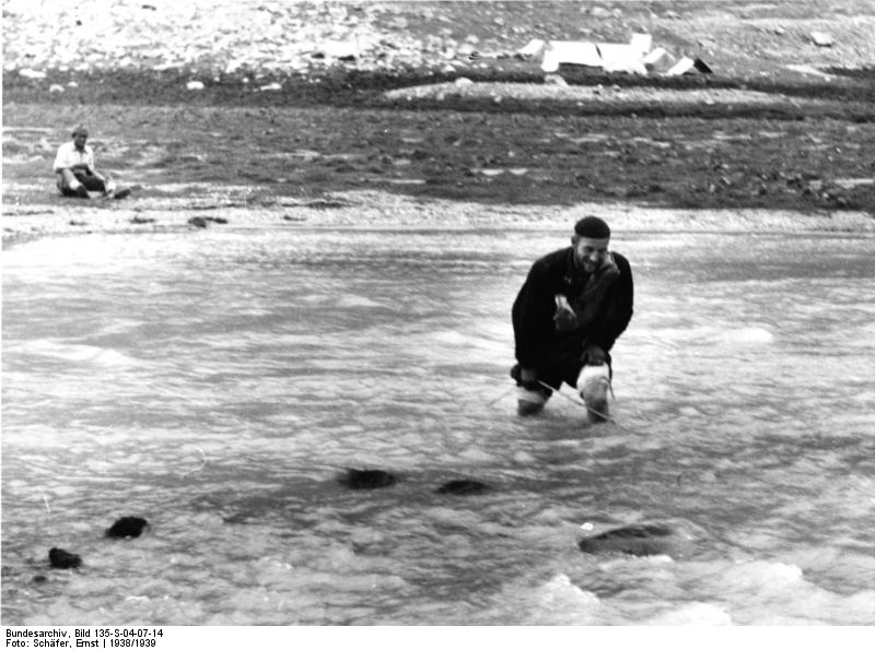 File:Bundesarchiv Bild 135-S-04-07-14, Tibetexpedition, Wienert auf Rostgansjagd.jpg