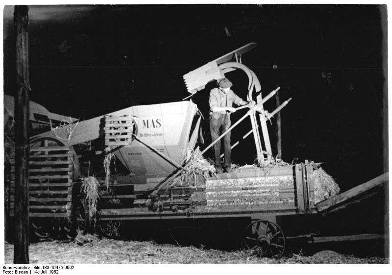 File:Bundesarchiv Bild 183-15475-0002, Grossottersleben, Nachtarbeit, Wartung der Dreschmaschine.jpg