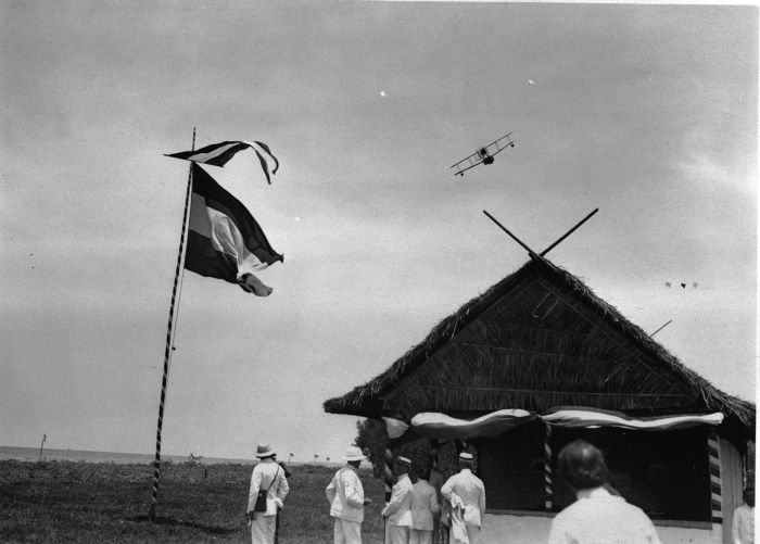 File:COLLECTIE TROPENMUSEUM Een vliegdemonstratie van een Vicker's amphibie van vlieghaven Kalidjati Java tijdens het bezoek van Gouverneur-Generaal mr. D. Fock aan de Pamanoekan- en tjiasemlanden 27 en 28 oktober 1922. TMnr 60013105.jpg