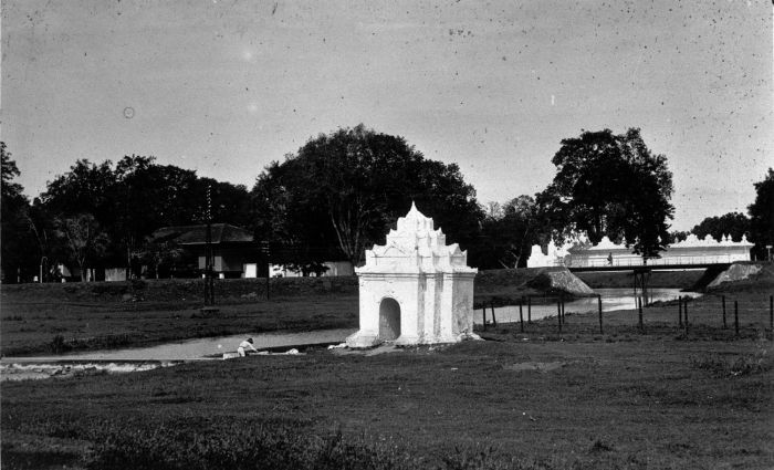 File:COLLECTIE TROPENMUSEUM Tempeltje te Koetaradja Noord-Sumatra. TMnr 60008386.jpg