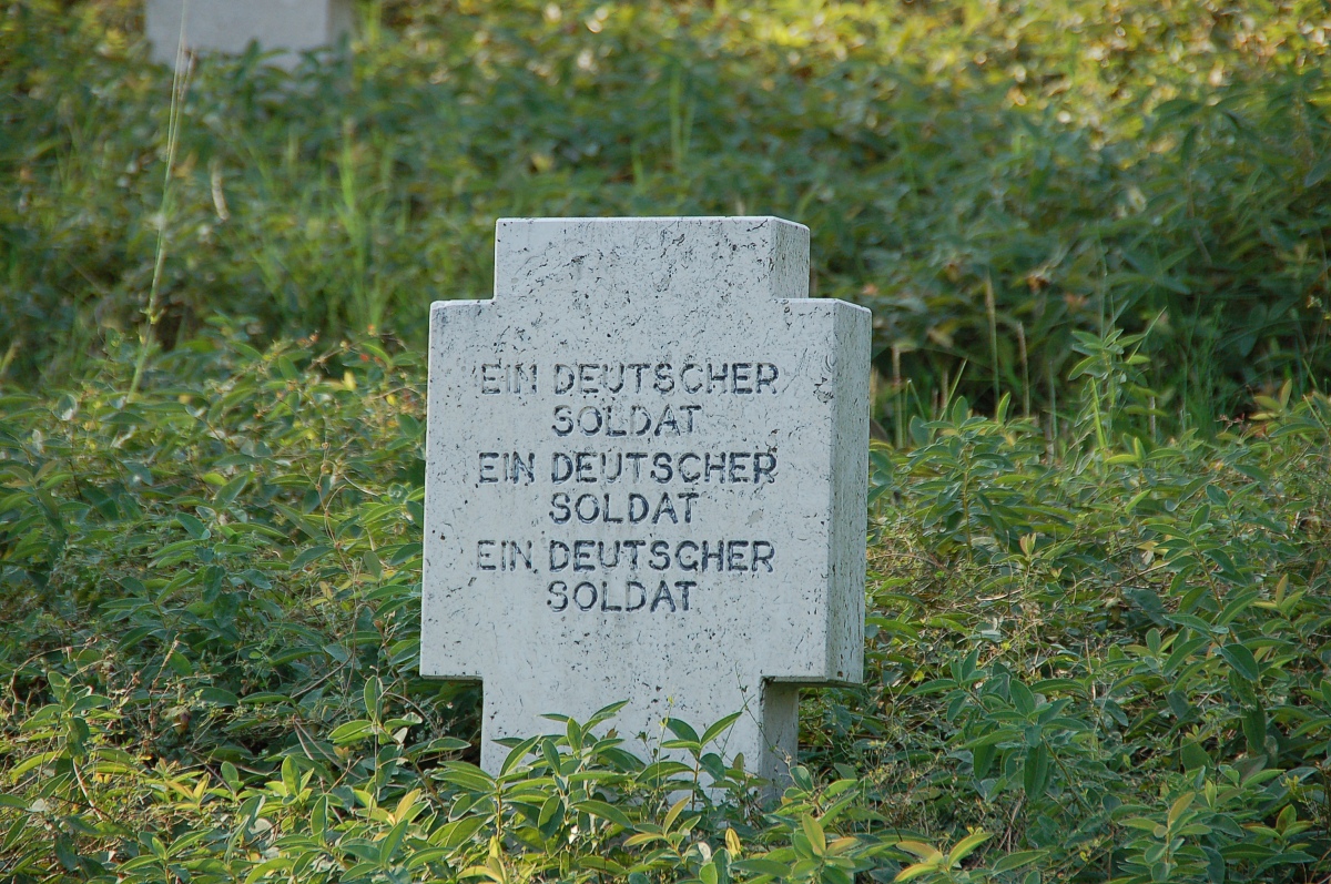 Cimitero_militare_Germanico_Cassino_2010-by-RaBoe-16.jpg