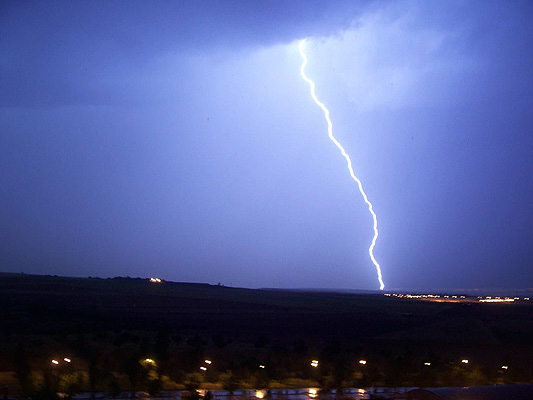 Cloud-to-ground lightning in Spain