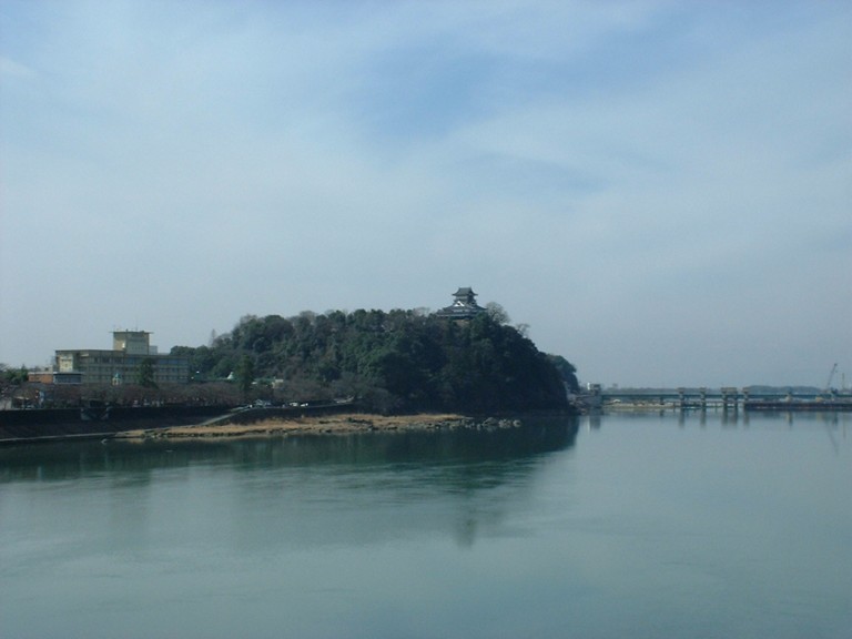 File:Kisogawa&Inuyama castle.jpg